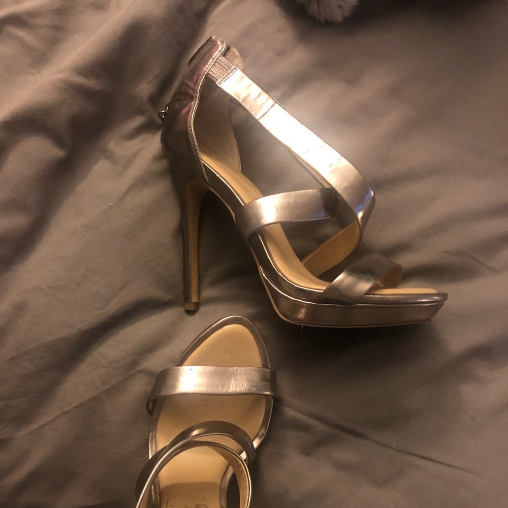 Bcbg size 7 silver shoes